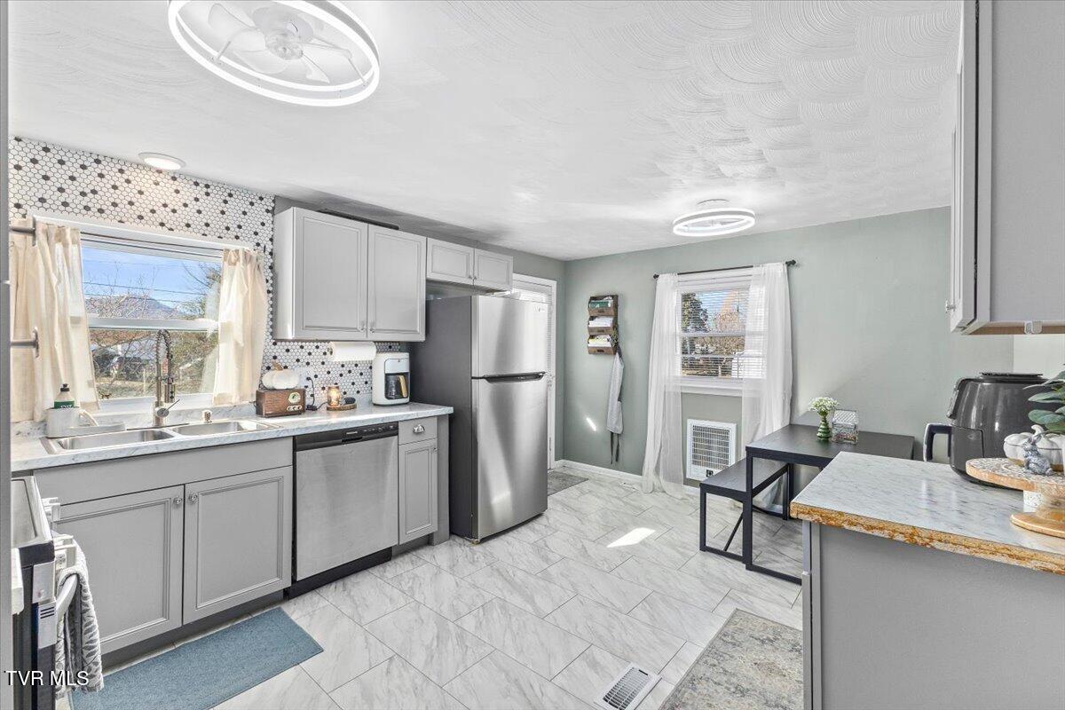 1014 Myrtle Street Kingsport, TN 37660 - Photo 8 of 29 12-128A1019