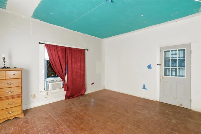 a view of a big room with closet and windows