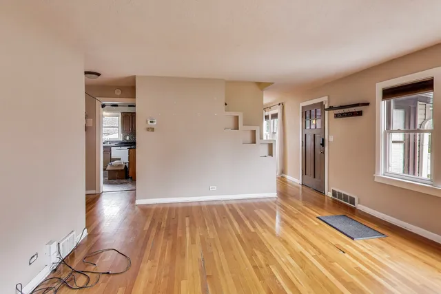 $2,800 | 2537 South Scott Street, Des Plaines, IL 60018