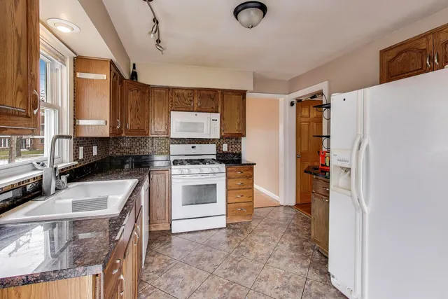 $2,800 | 2537 South Scott Street, Des Plaines, IL 60018