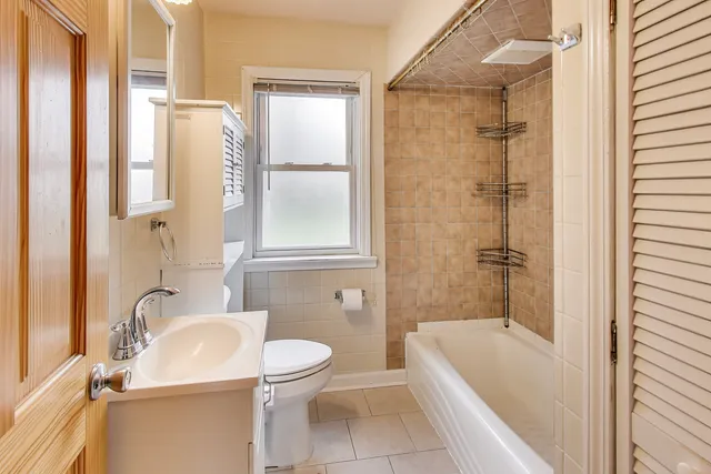 $2,800 | 2537 South Scott Street, Des Plaines, IL 60018