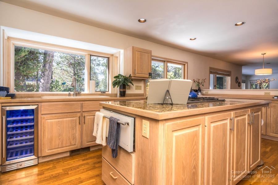18035 North Course Lane Sunriver, OR 97707 - Photo 8 of 25 The custom kitchen has a large center island with natural gas range, perfect for gatherings of friends and family.