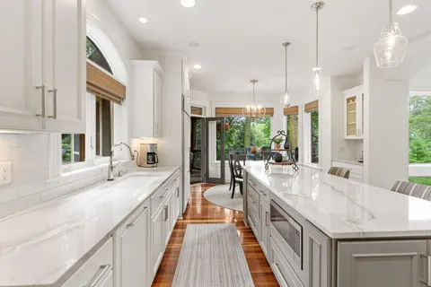 $1,995,000 | 710 Shadyview Lane North, Plymouth, MN 55447