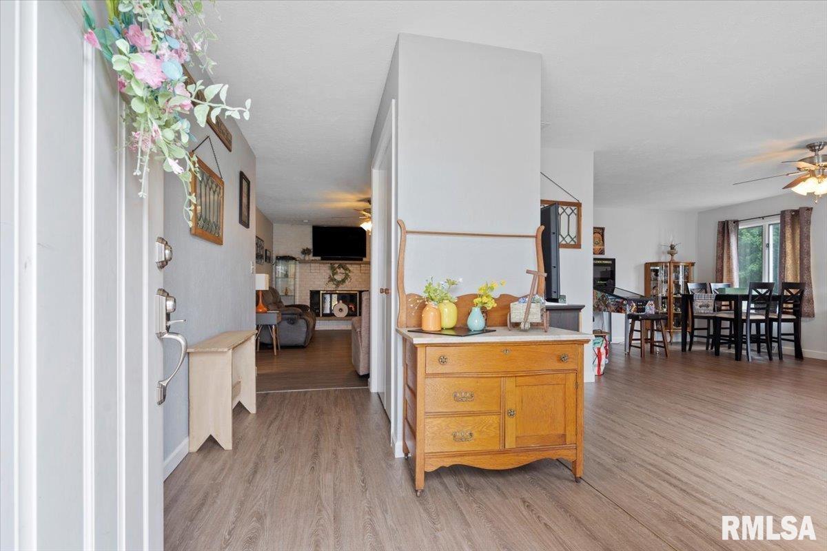 813 Freemans Farm Road Springfield, IL 62704 - Photo 4 of 29