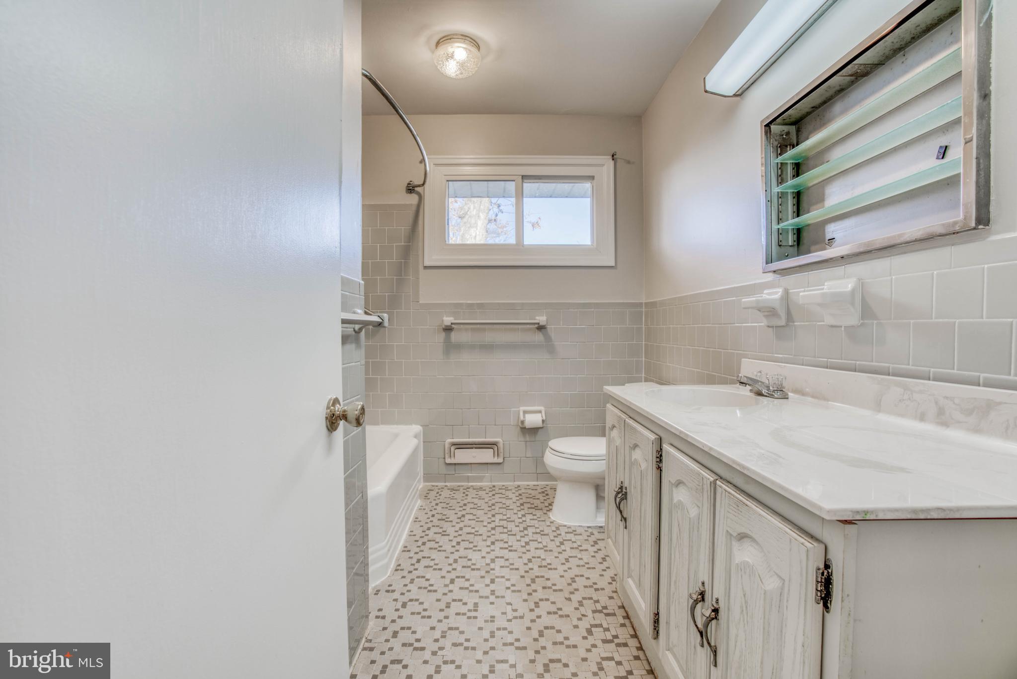 1811 Reuter Road Lutherville-Timonium, MD 21093 - Photo 23 of 37 Full bath.,