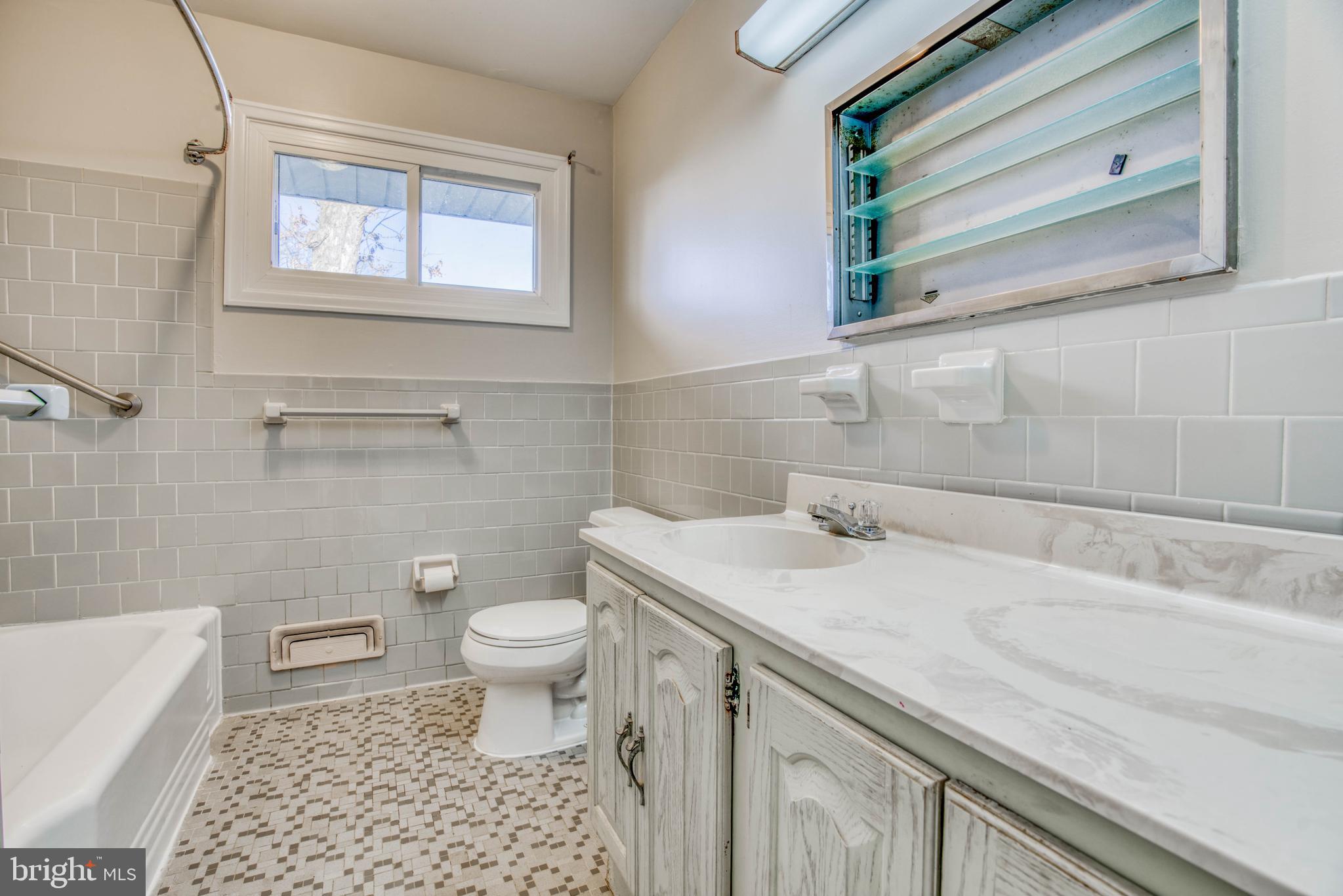 1811 Reuter Road Lutherville-Timonium, MD 21093 - Photo 25 of 37 Full bath,