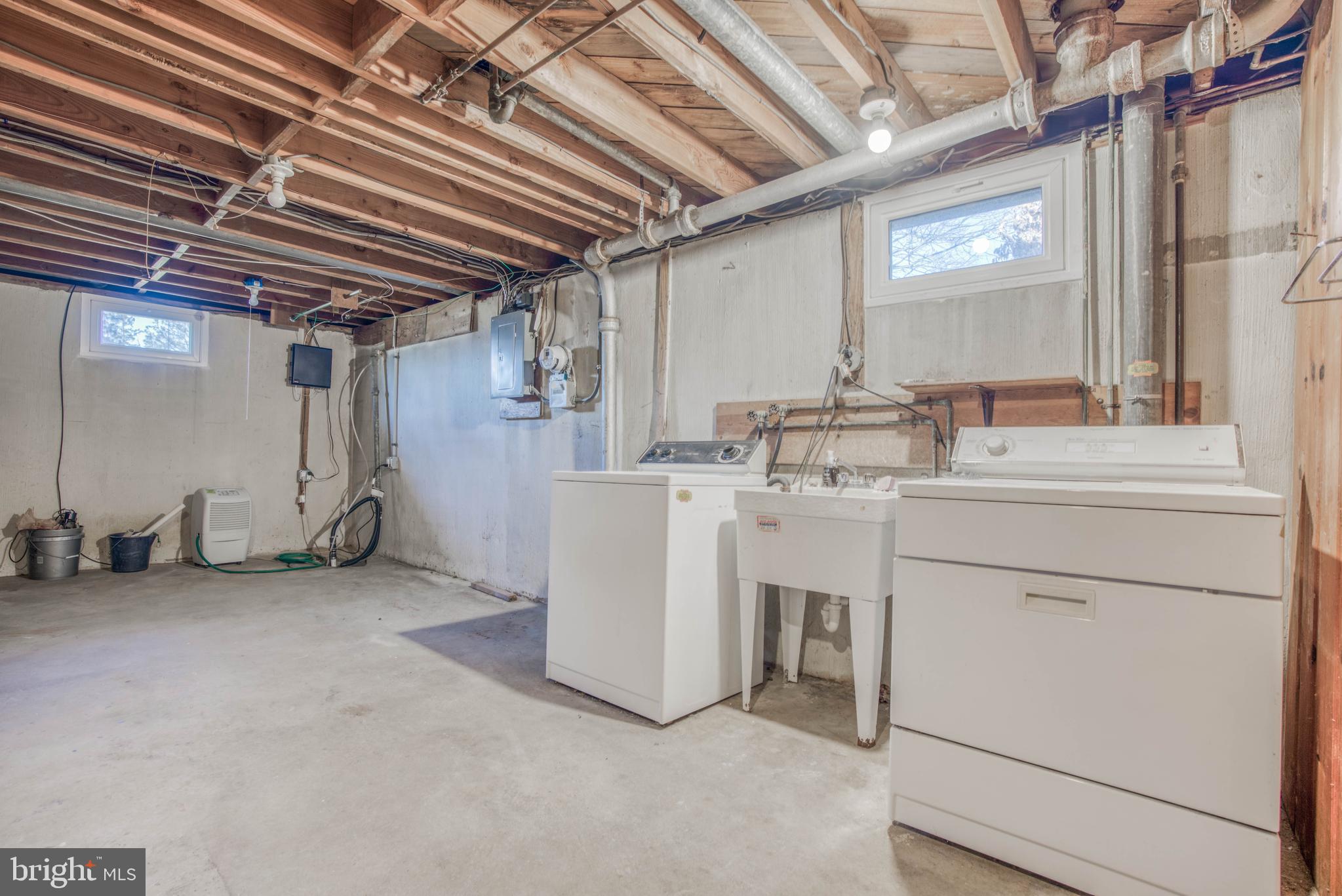 1811 Reuter Road Lutherville-Timonium, MD 21093 - Photo 31 of 37 Laundry area. with tub. Washer and dryer included