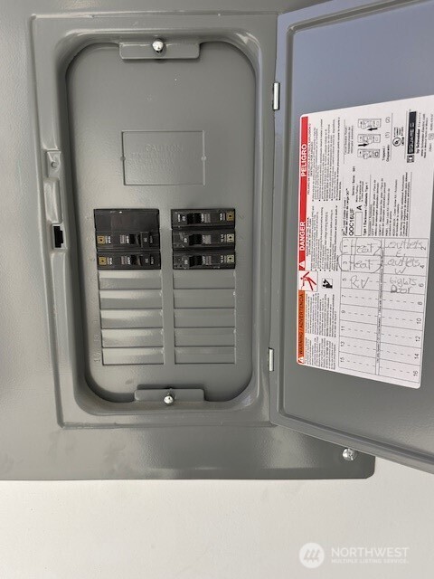 9967 Rd W 8 Northwest, Unit J51 Quincy, WA 98848 - Photo 7 of 9 a view of dresser