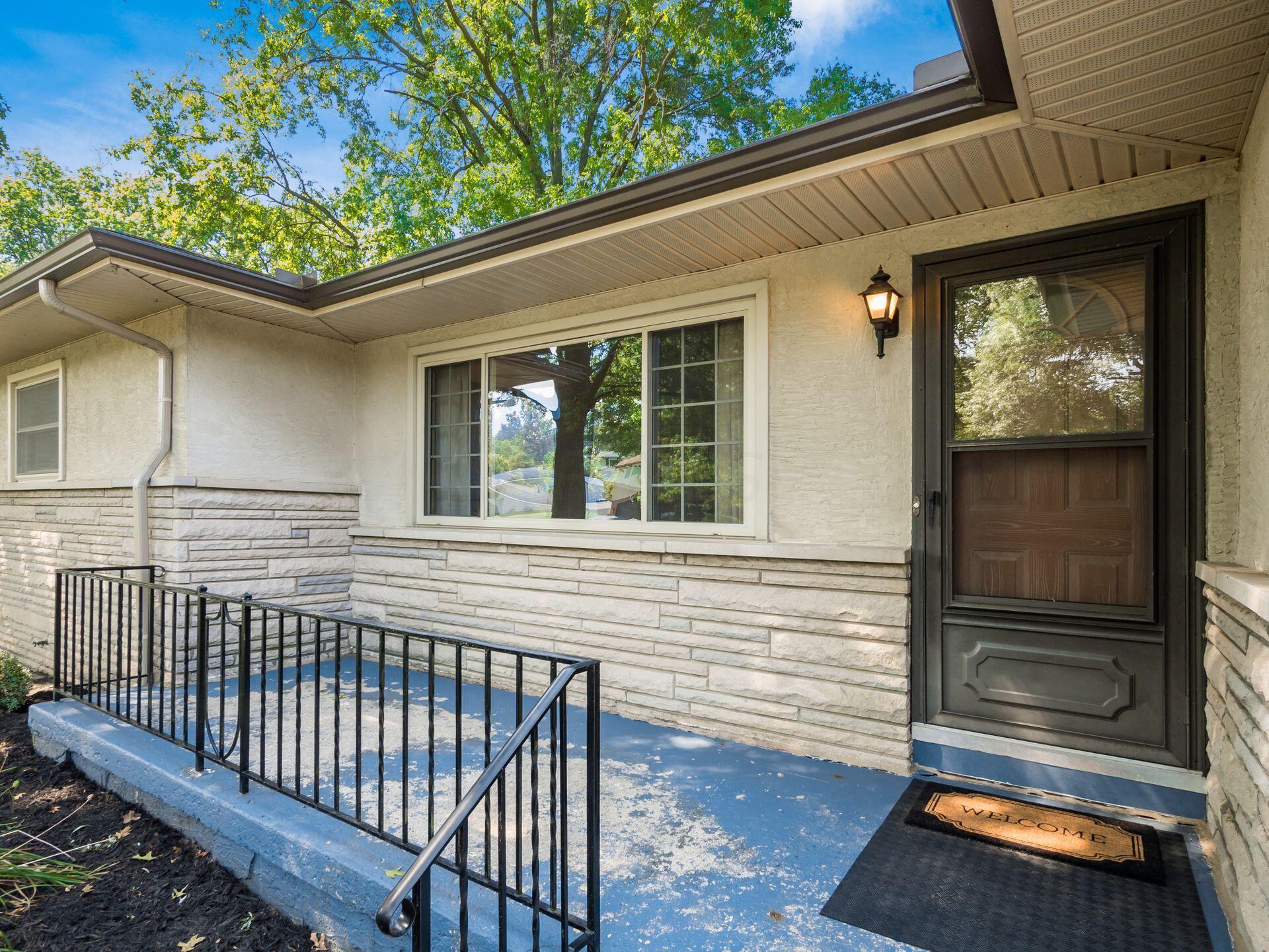 995 Plum Ridge Columbus, OH 43213 - Photo 2 of 41 Front Porch
