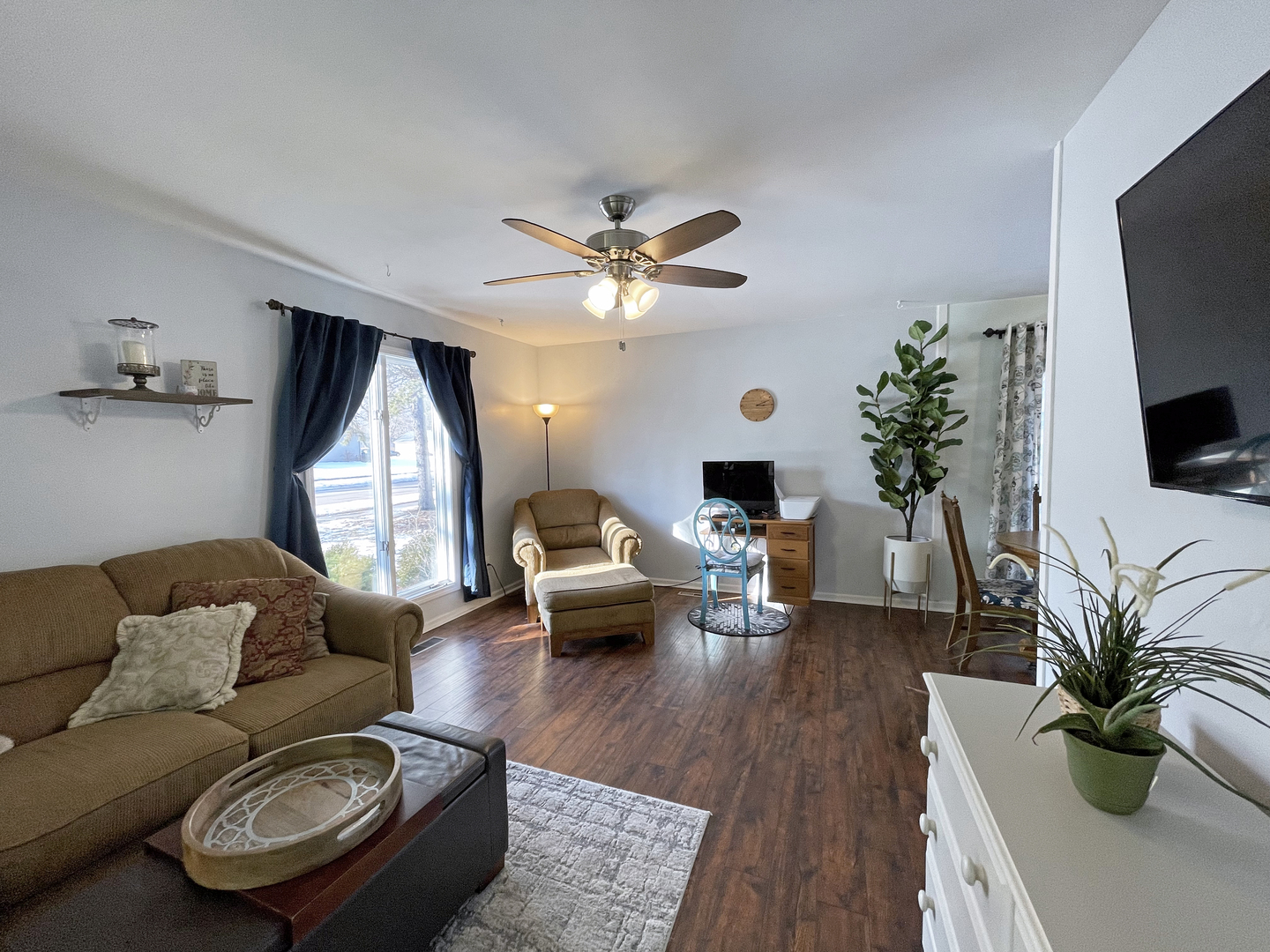 35 Winrock Road Montgomery, IL 60538 - Photo 3 of 37 a living room with furniture a flat screen tv and a potted plant