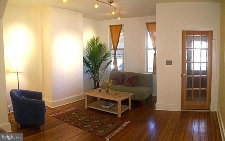 3505 Roland Avenue Baltimore, MD 21211 - Photo 8 of 18 Living Room