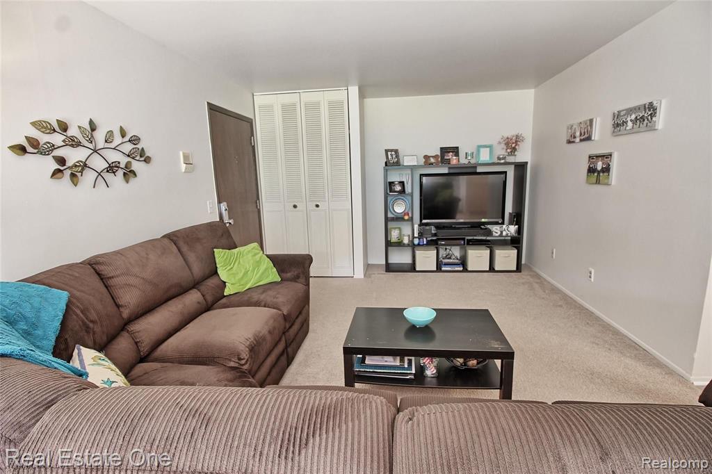 424 Baldwin Avenue Rochester, MI 48307 - Photo 4 of 22