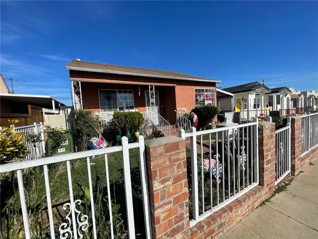 a front view of house with yard