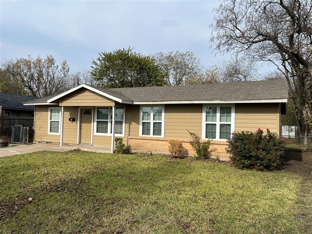 1107 Calle Real Mesquite, TX 75149 - Photo 3 of 24 a front view of house with yard and green space