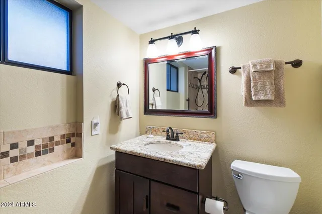 $3,895 | 687 North May Street, Chandler, AZ 85226