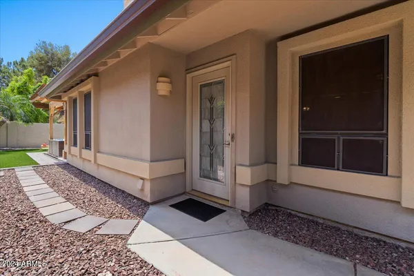 $3,895 | 687 North May Street, Chandler, AZ 85226