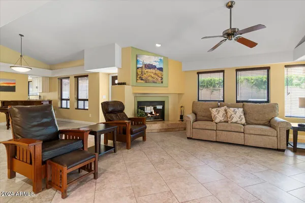 $3,895 | 687 North May Street, Chandler, AZ 85226