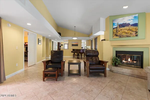 $3,895 | 687 North May Street, Chandler, AZ 85226