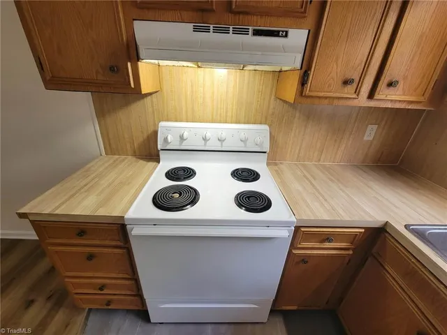 $865 | 3985 East Nc Highway, Pilot Mountain, NC 27041