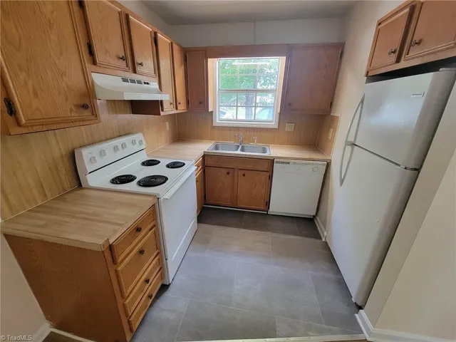 $865 | 3985 East Nc Highway, Pilot Mountain, NC 27041