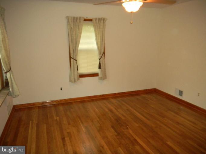 13 Lexington Road Hanover, MD 21076 - Photo 4 of 20 Living Room