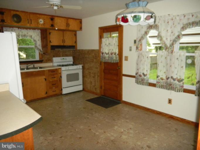 13 Lexington Road Hanover, MD 21076 - Photo 5 of 20 Kitchen
