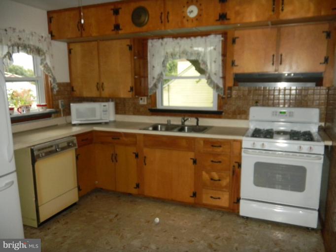 13 Lexington Road Hanover, MD 21076 - Photo 8 of 20 Kitchen