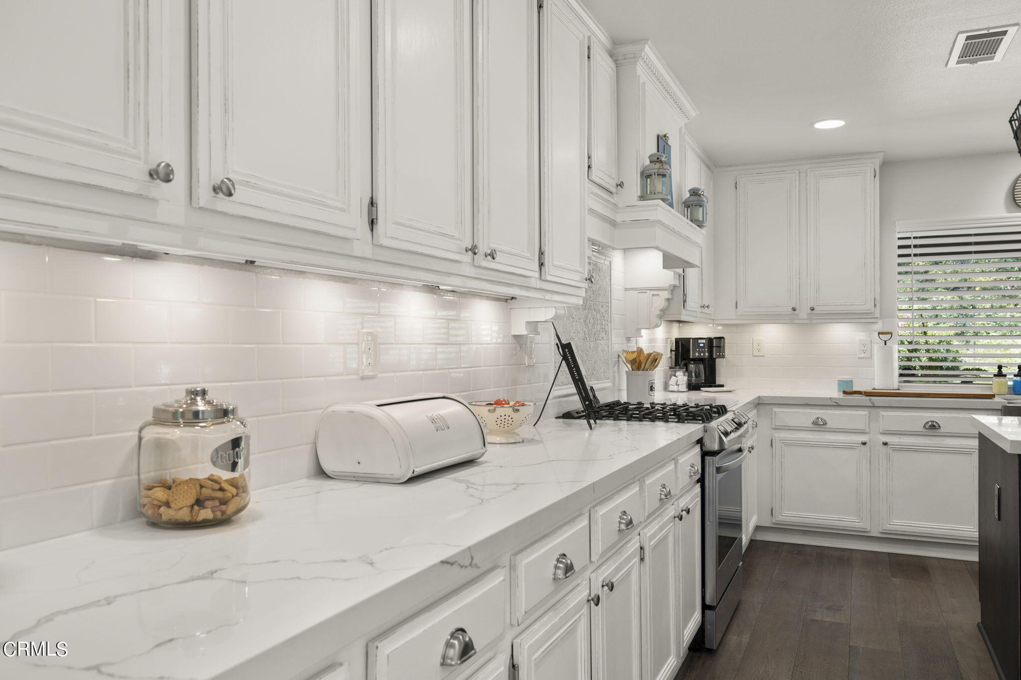 32807 Ridge Top Lane Castaic, CA 91384 - Photo 18 of 67 Amazing Counter Space