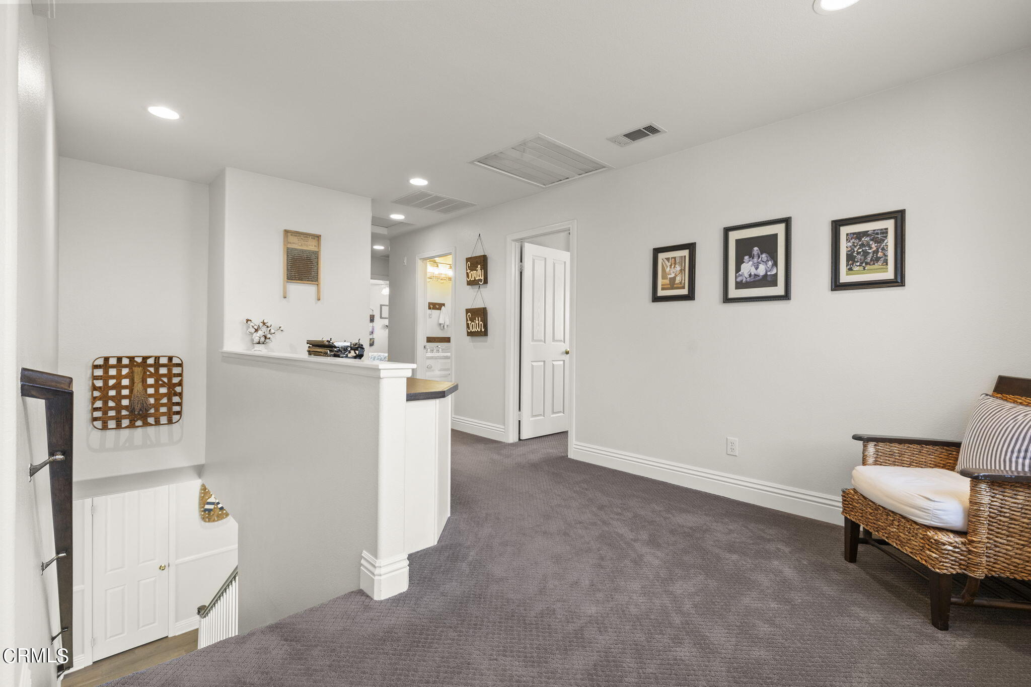 32807 Ridge Top Lane Castaic, CA 91384 - Photo 29 of 67 Spacious sitting area and work station