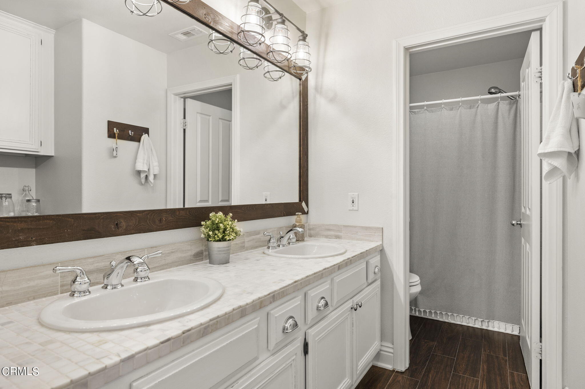32807 Ridge Top Lane Castaic, CA 91384 - Photo 44 of 67 Upstairs Hall Bath
