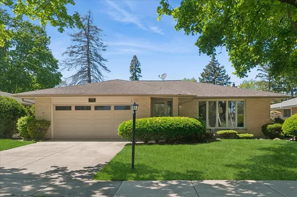 $579,000 | 1706 Aspen Drive, Mount Prospect, IL 60056