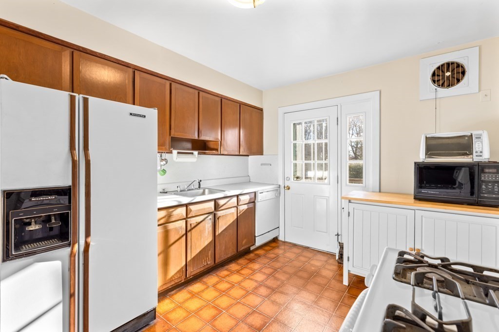 65 Brook Hill Road Milton, MA 02186 - Photo 9 of 38 Gallery Image 9