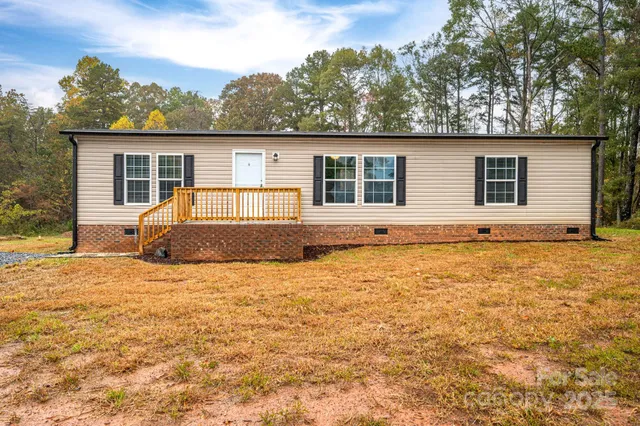 a view of a house with large outdoor space and deck area