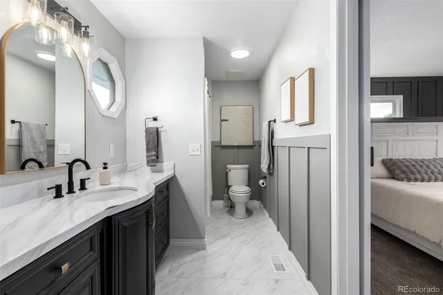 a en suite bathroom with a double vanity sink and a mirror