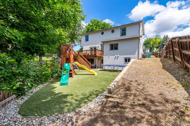 a view of a house with backyard