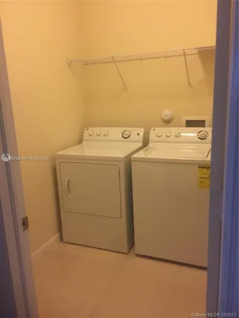 a view of livingroom with furniture