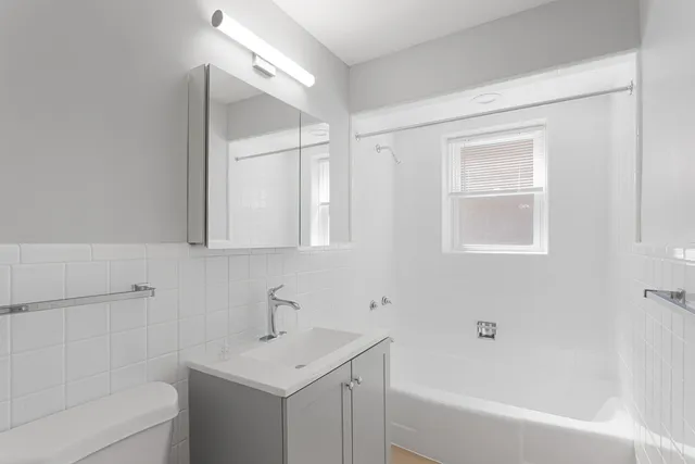 $2,100 | 7634 North Eastlake Terrace, Unit 1S, Chicago, IL 60626