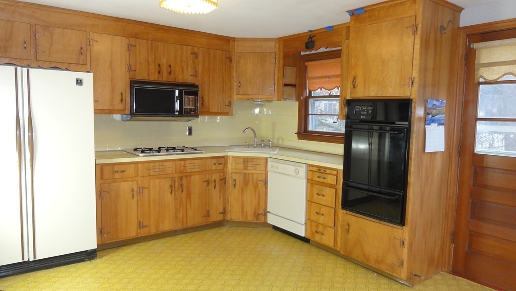 2 Lantern Lane Burlington, MA 01803 - Photo 3 of 19