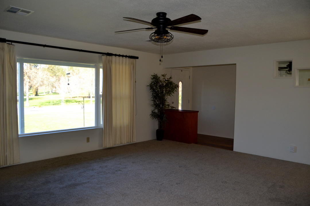 225 Espey Road Grants Pass, OR 97527 - Photo 4 of 28 DSC_8971