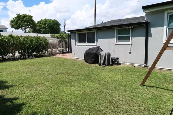 a view of outdoor space yard and porch