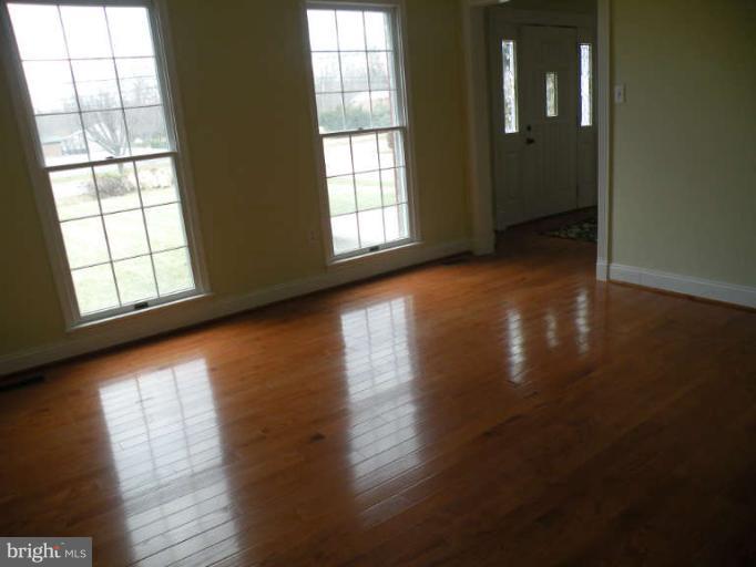 9256 Piscataway Road Clinton, MD 20735 - Photo 2 of 30 Living Room