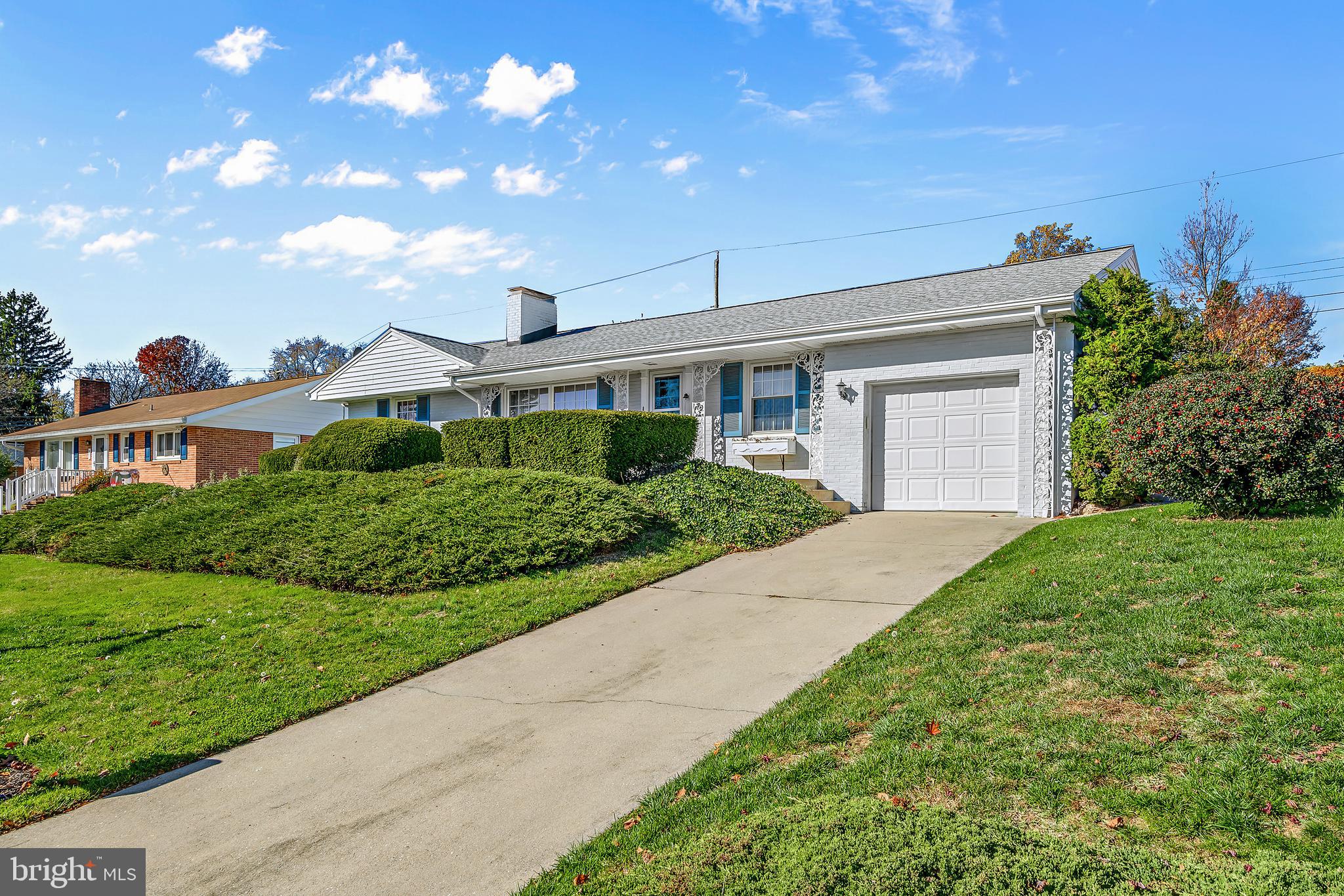 821 Woodberry Road York, PA 17403 - Photo 2 of 25 Gallery Image 2