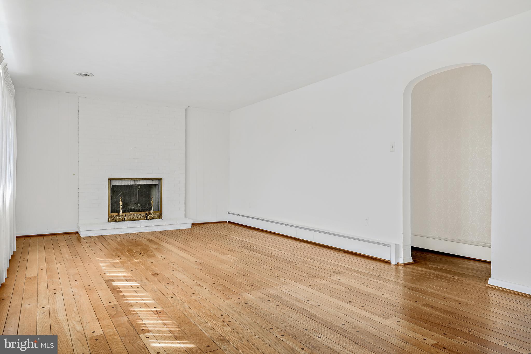 821 Woodberry Road York, PA 17403 - Photo 4 of 25 Gallery Image 4