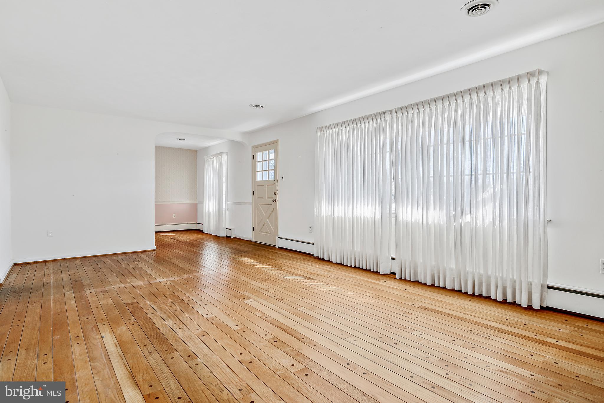 821 Woodberry Road York, PA 17403 - Photo 6 of 25 Gallery Image 6