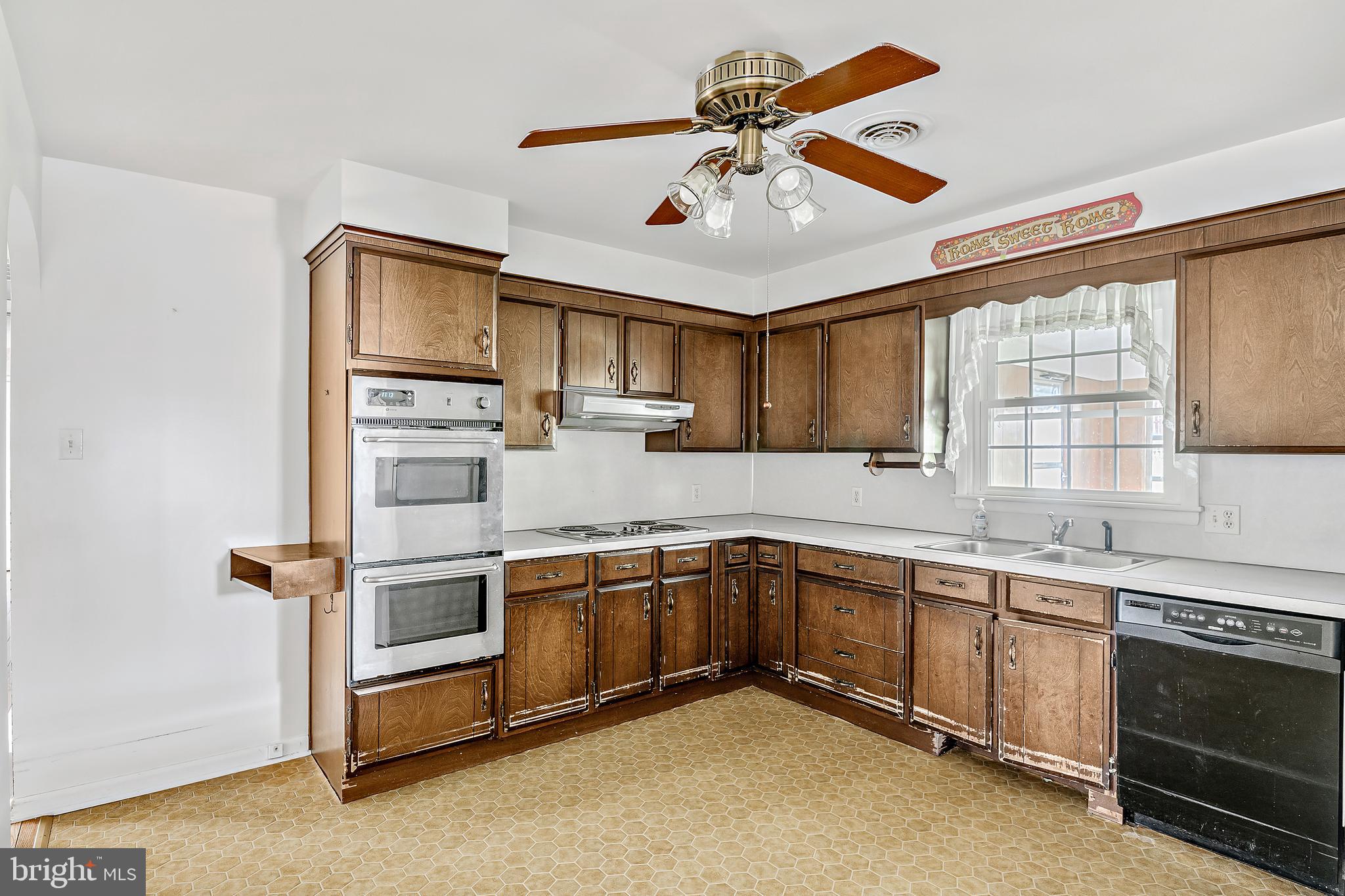 821 Woodberry Road York, PA 17403 - Photo 8 of 25 Gallery Image 8