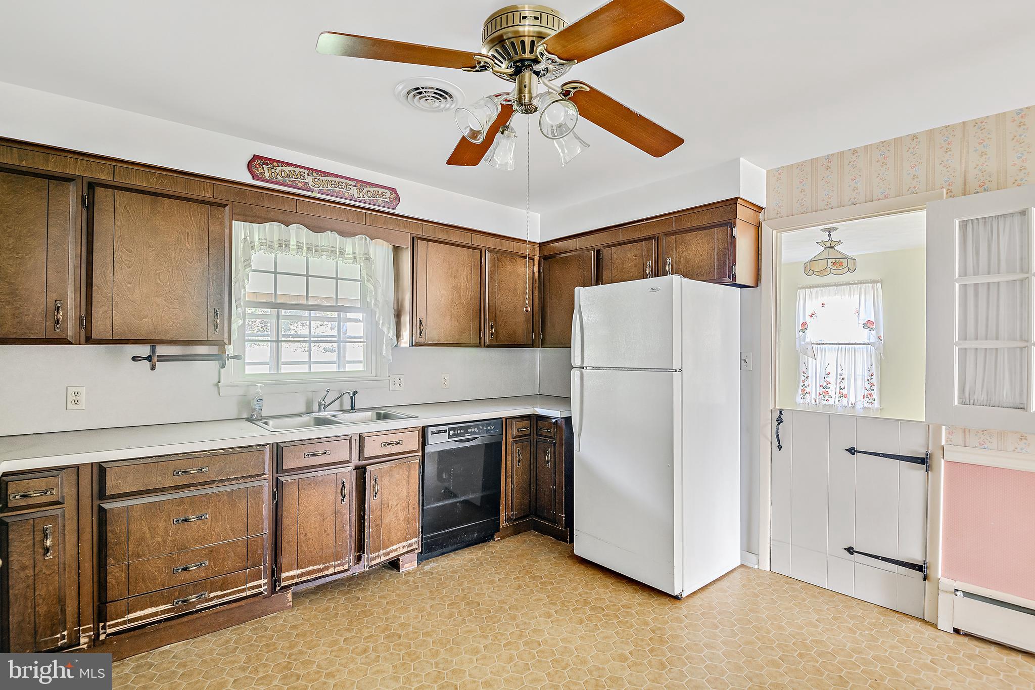 821 Woodberry Road York, PA 17403 - Photo 9 of 25 Gallery Image 9