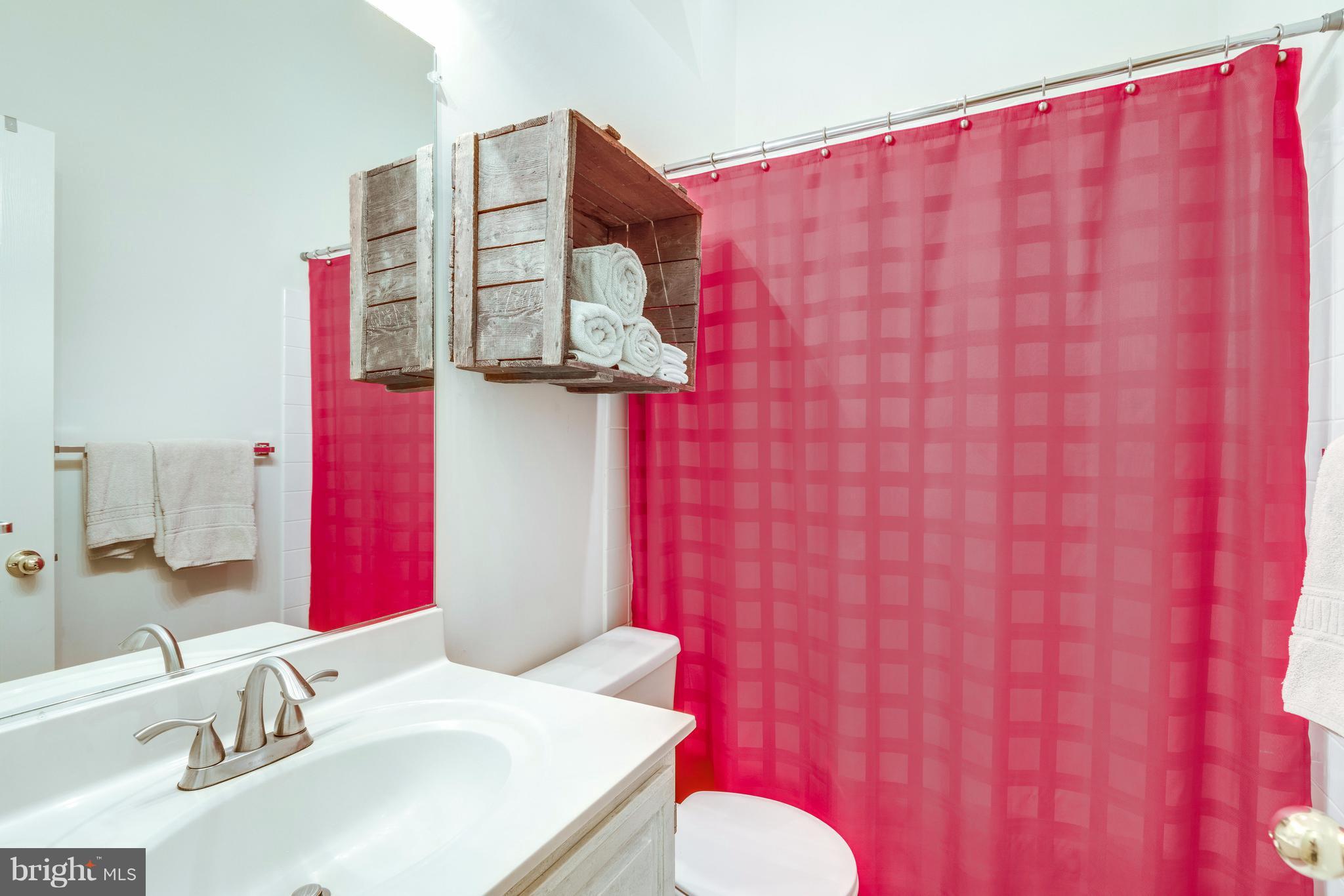 1363 Heritage Oak Way Reston, VA 20194 - Photo 21 of 30 Second upper level hallway bathroom