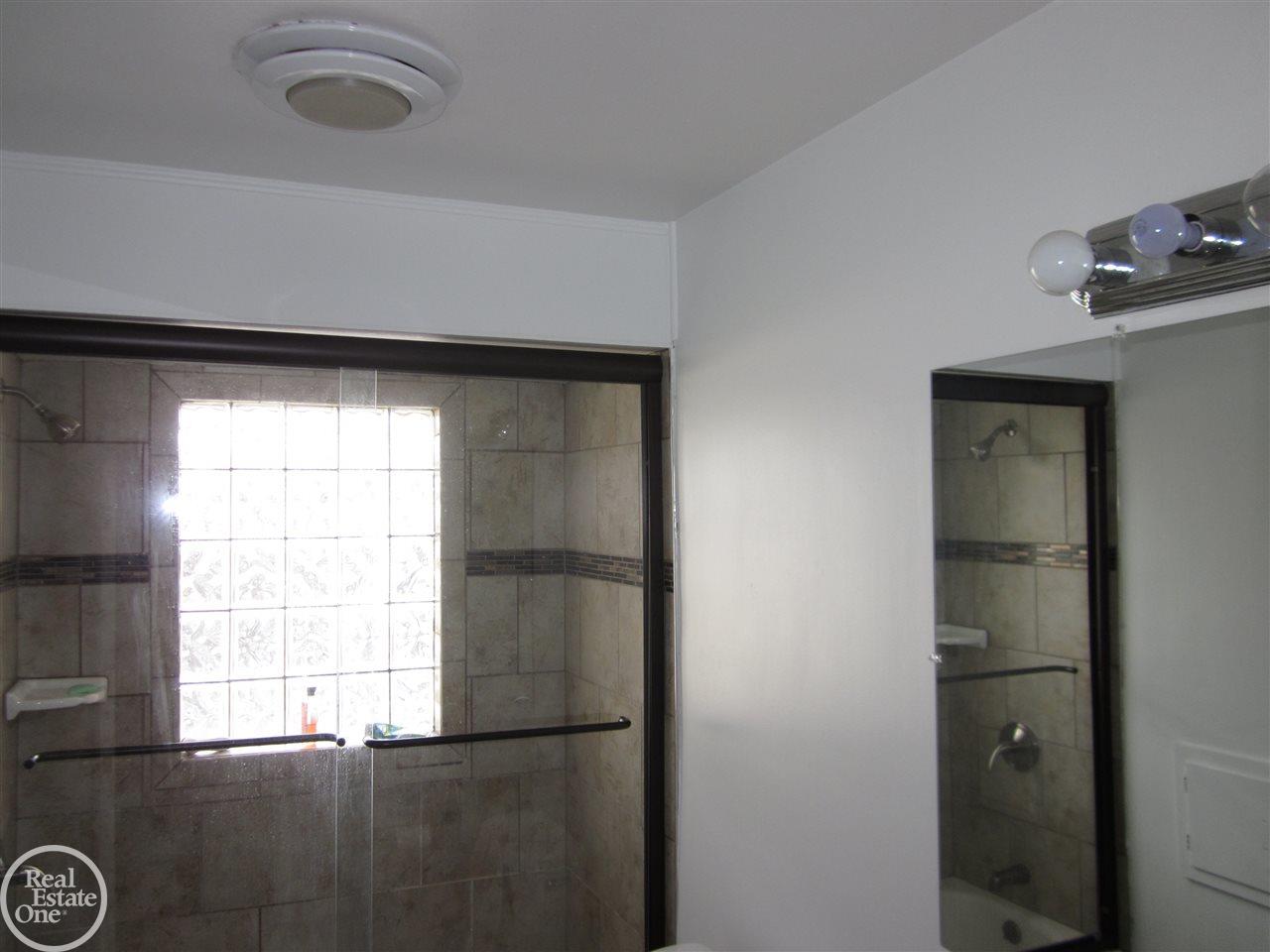 17104 Bell Eastpointe, MI 48021 - Photo 7 of 17 31345889-6.JPG