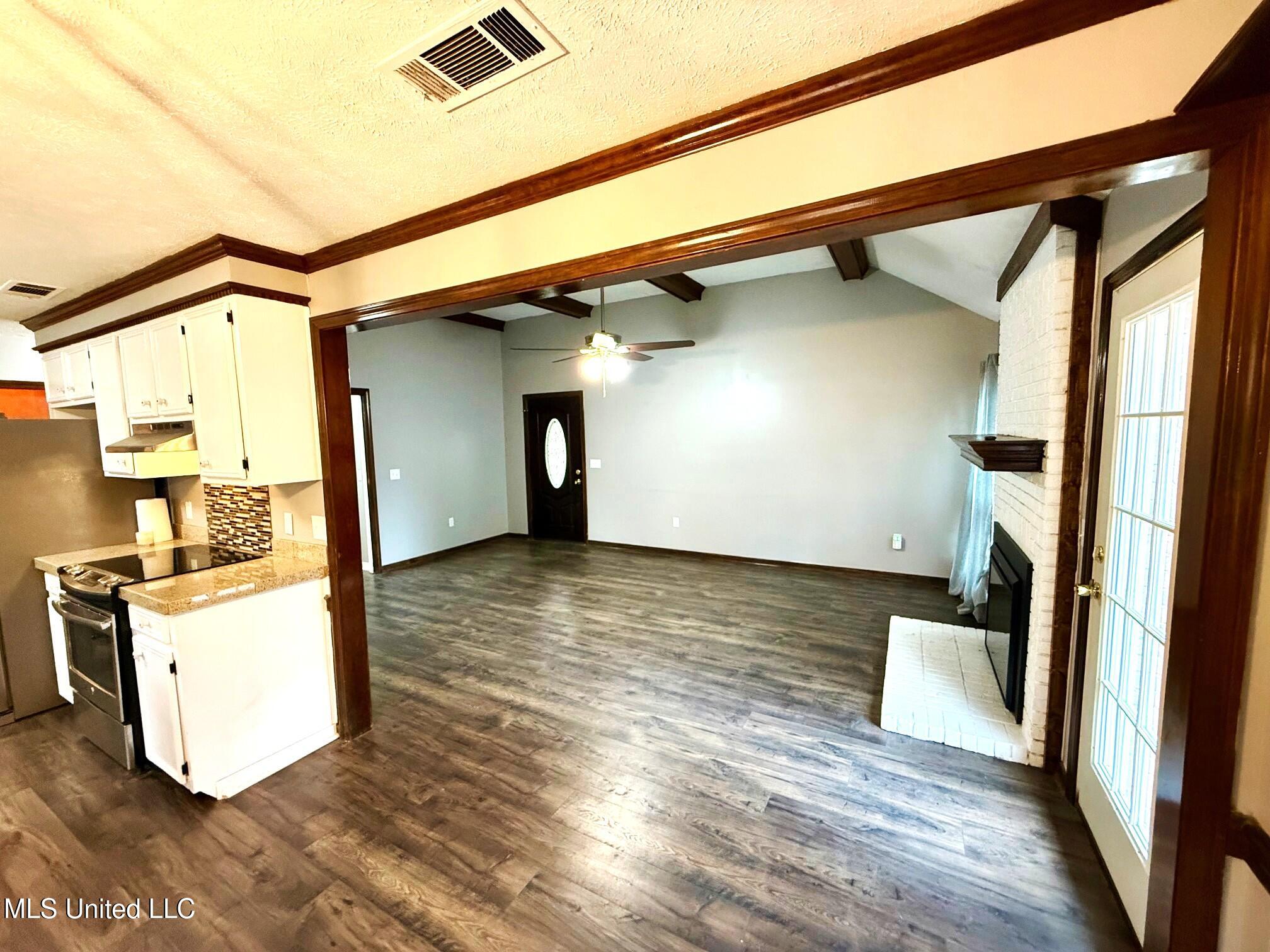 182 Bellegrove Circle Brandon, MS 39047 - Photo 11 of 25 KITCHENLIVINGROOM3