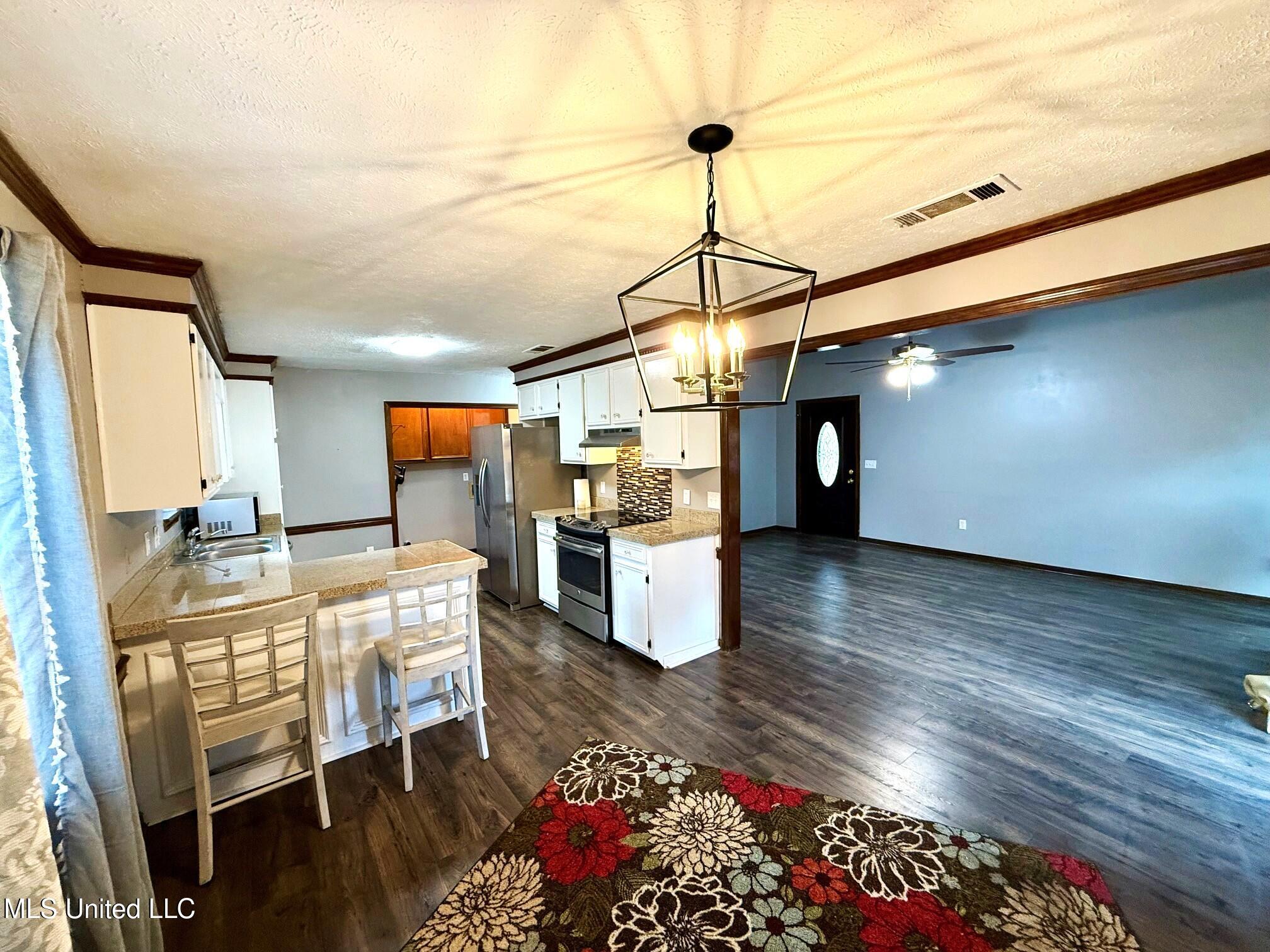 182 Bellegrove Circle Brandon, MS 39047 - Photo 9 of 25 KITCHENLIVINGROOM